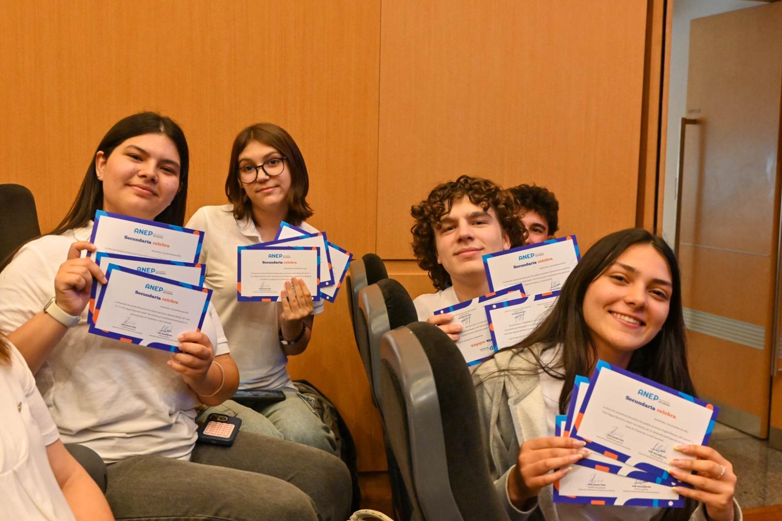 Estudiantes reciben reconocimiento