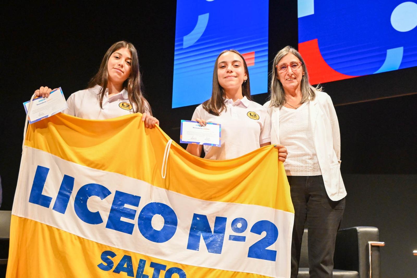 Estudiantes reciben reconocimiento