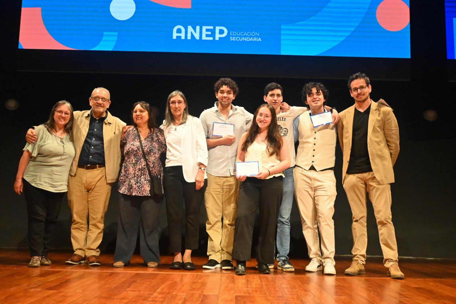 Estudiantes reciben reconocimiento