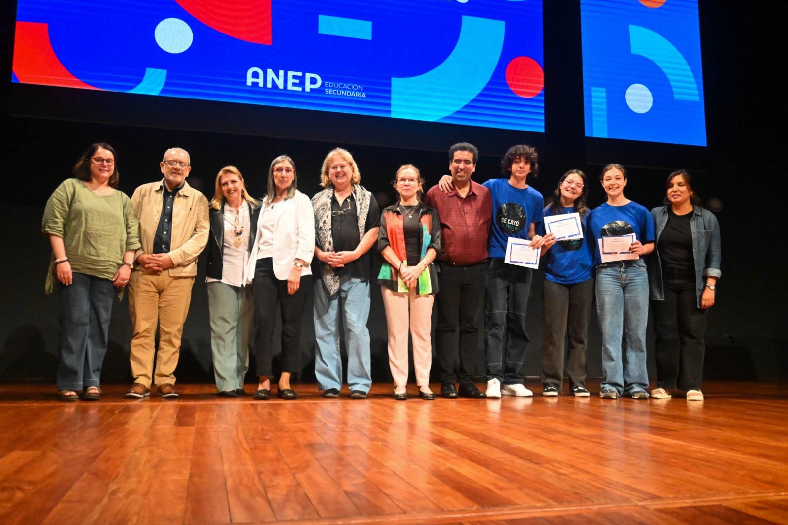 Estudiantes reciben reconocimiento