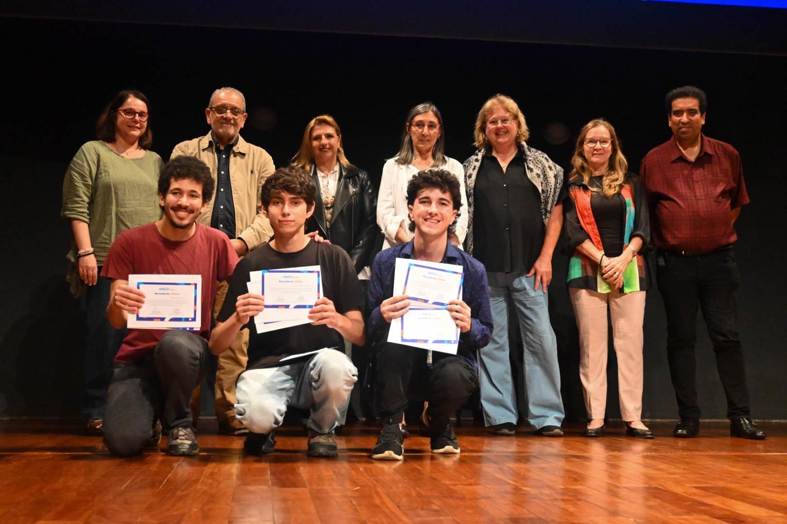 Estudiantes reciben reconocimiento