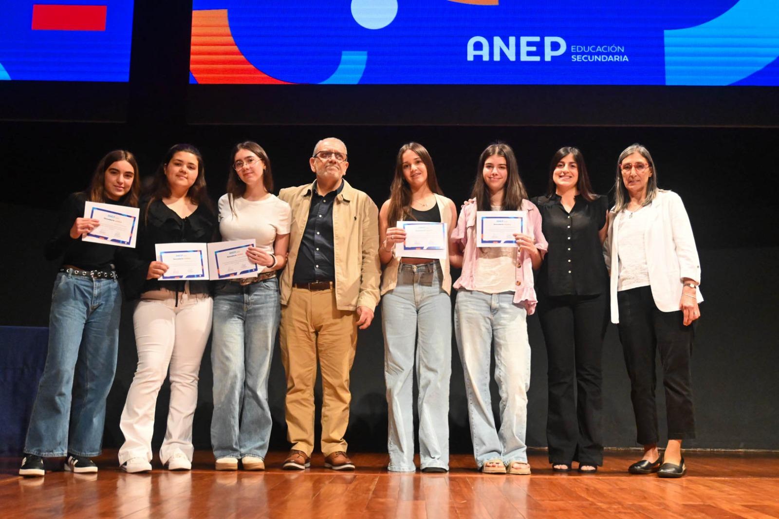 Estudiantes reciben reconocimiento