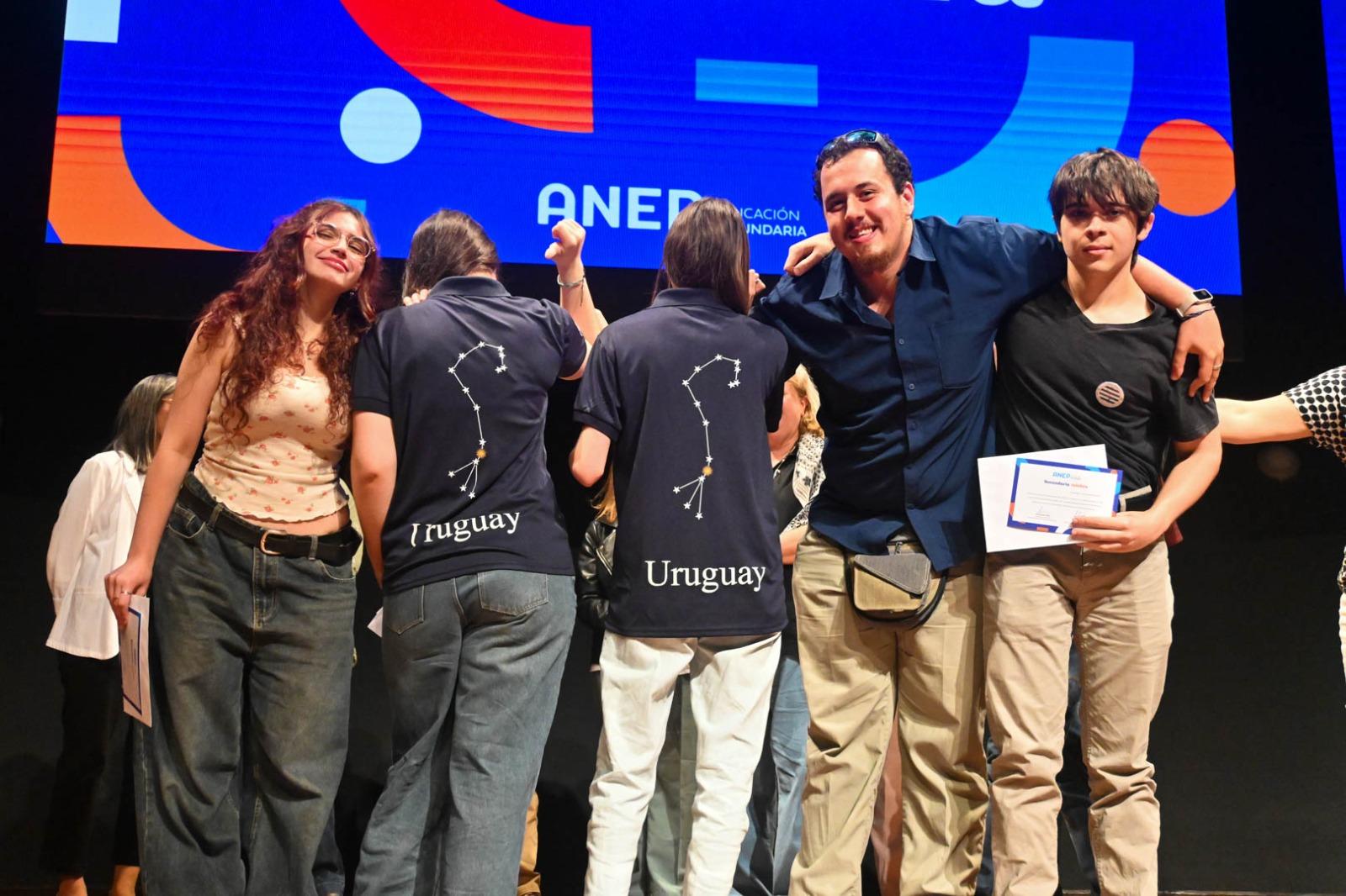 Estudiantes reciben reconocimiento