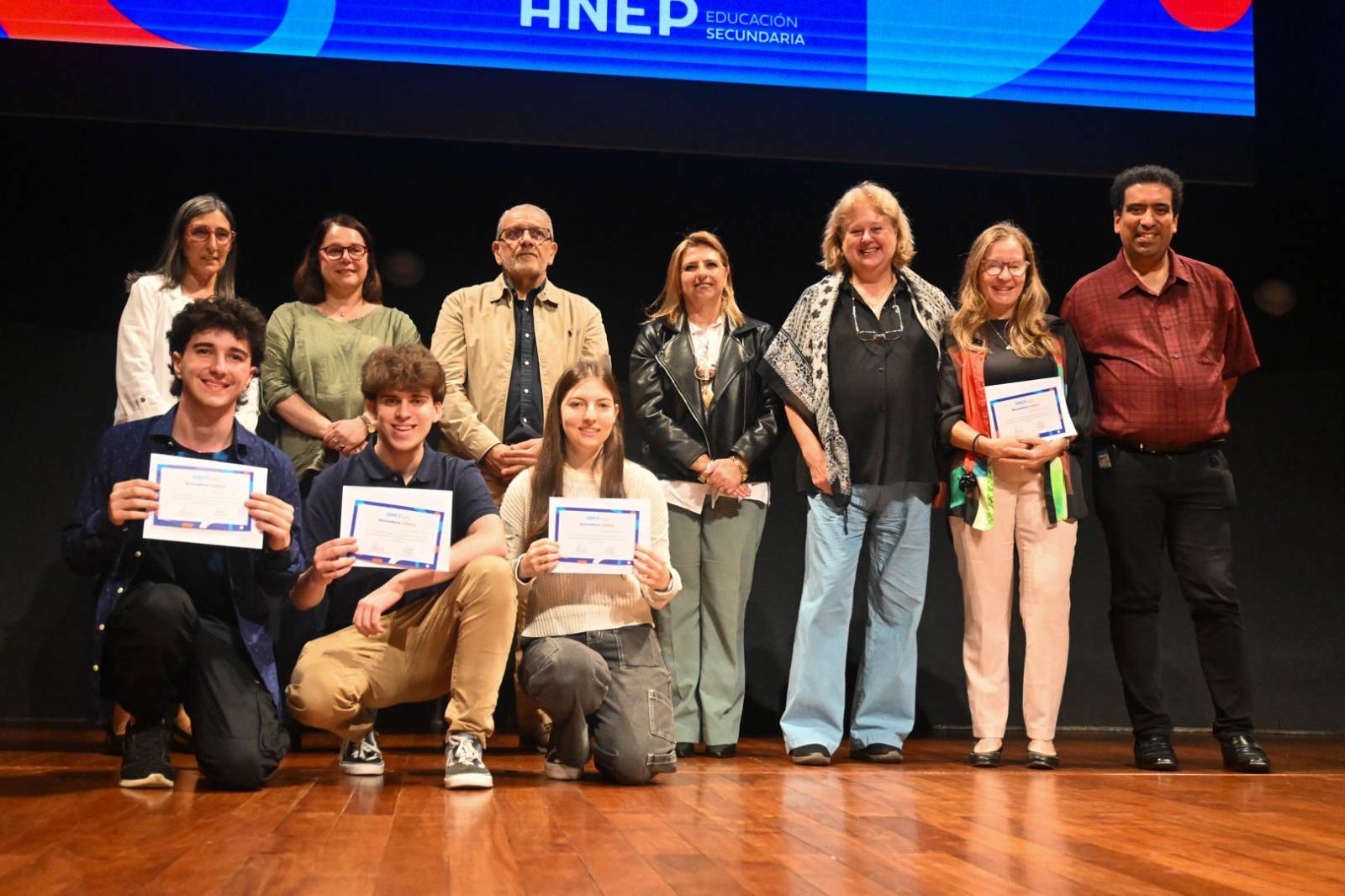 Estudiantes reciben reconocimiento