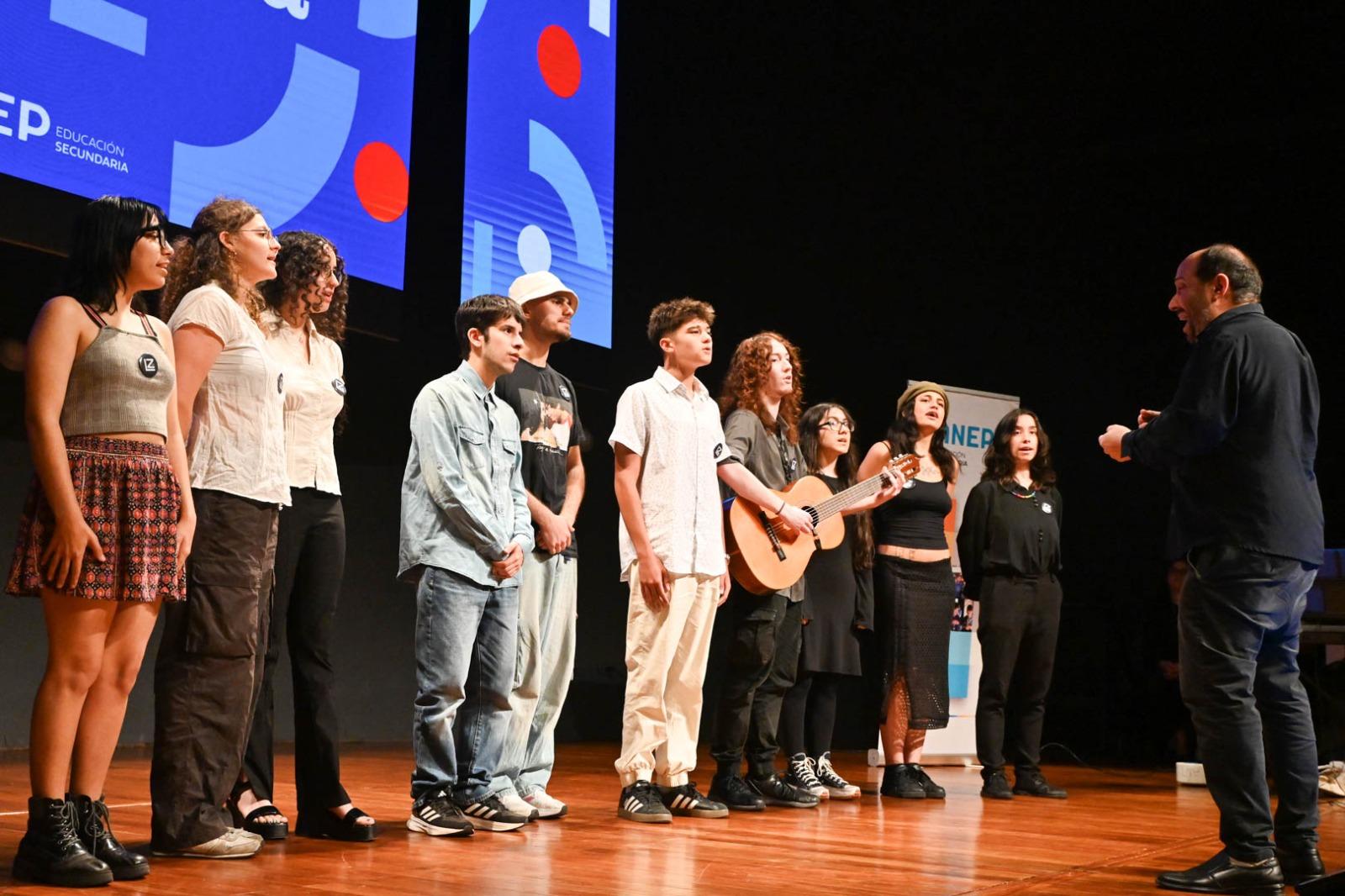 Estudiantes reciben reconocimiento