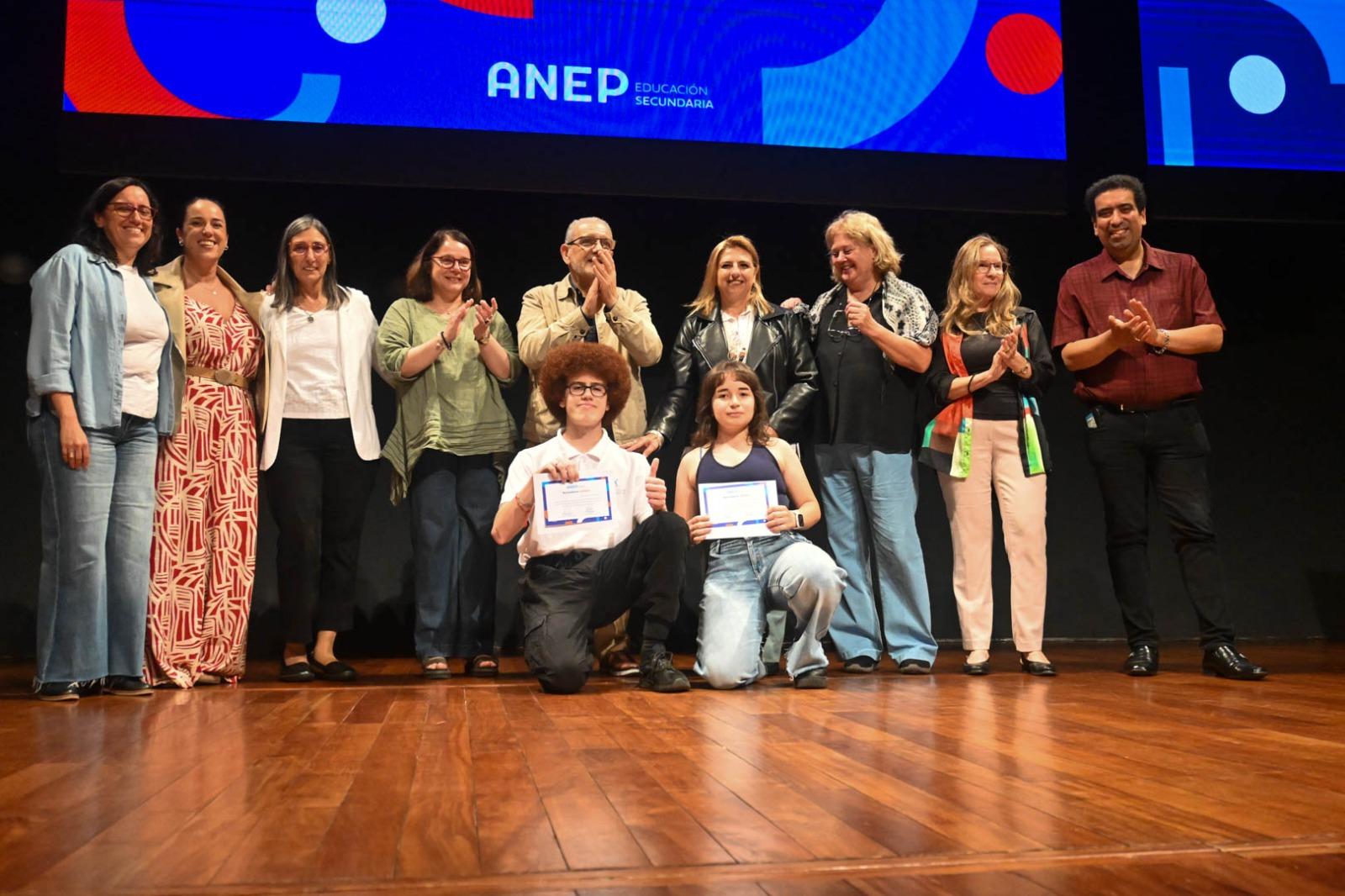 Estudiantes reciben reconocimiento