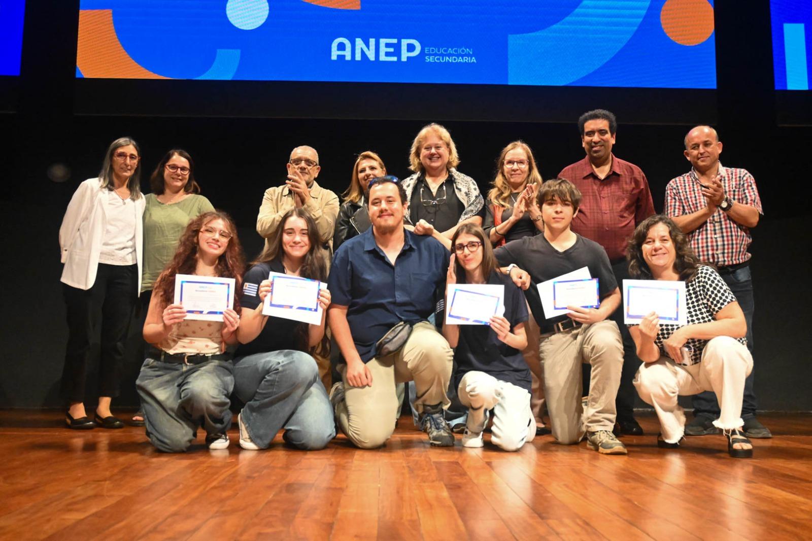 Estudiantes reciben reconocimiento