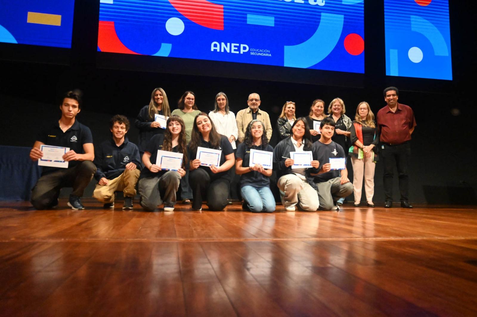 Estudiantes reciben reconocimiento