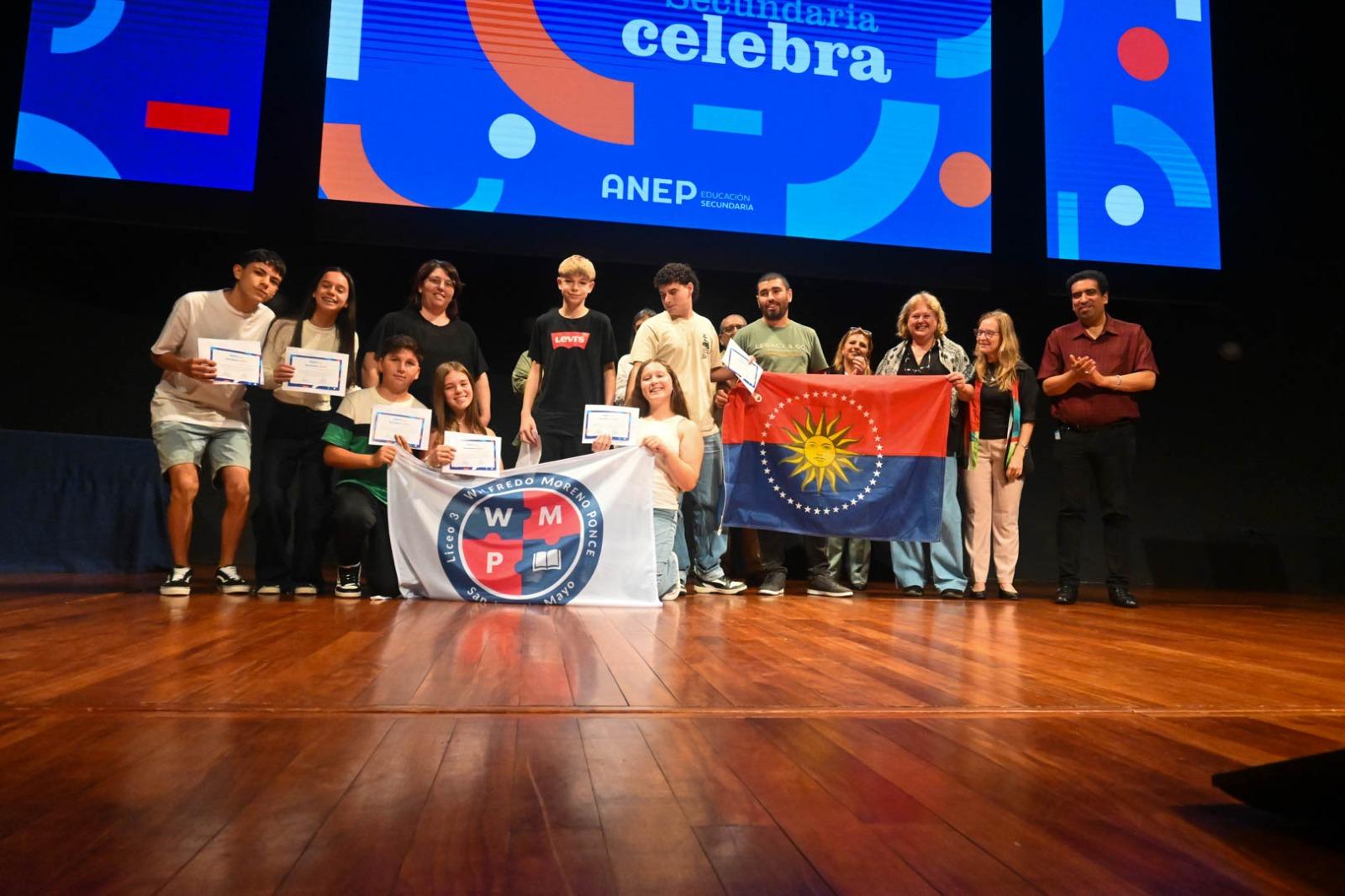 Estudiantes reciben reconocimiento