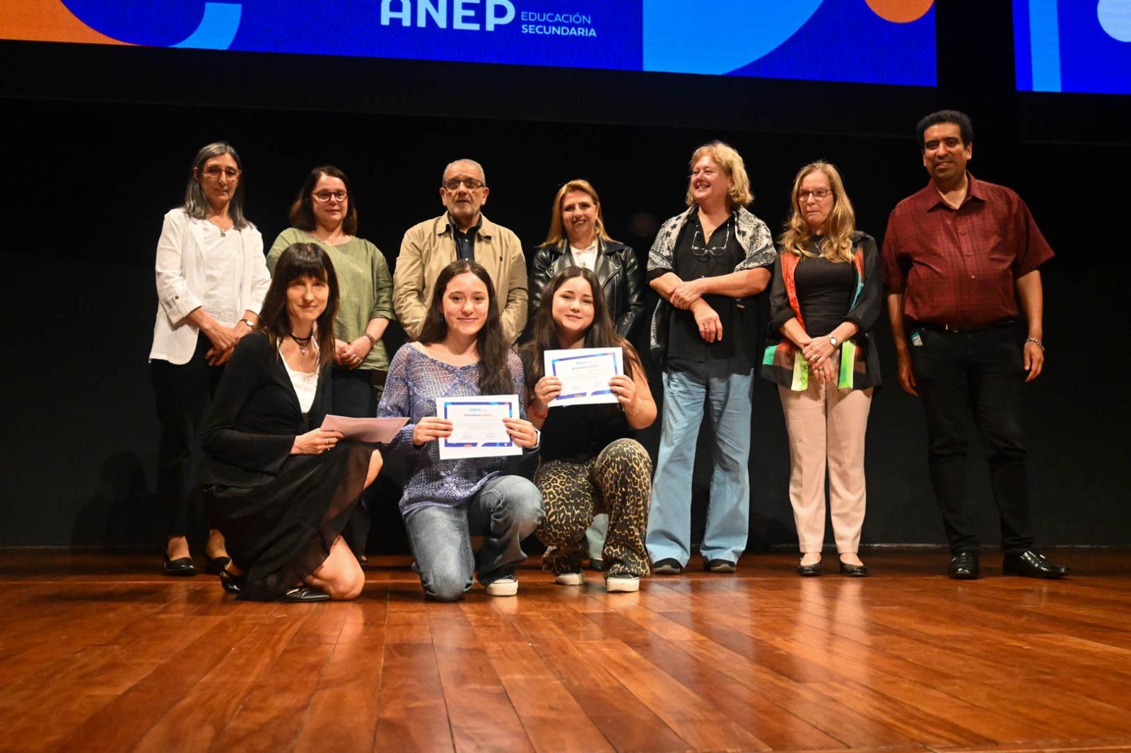 Estudiantes reciben reconocimiento