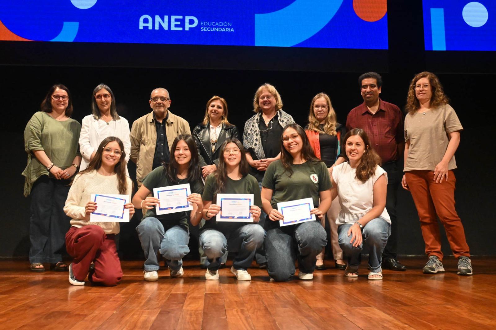 Estudiantes reciben reconocimiento