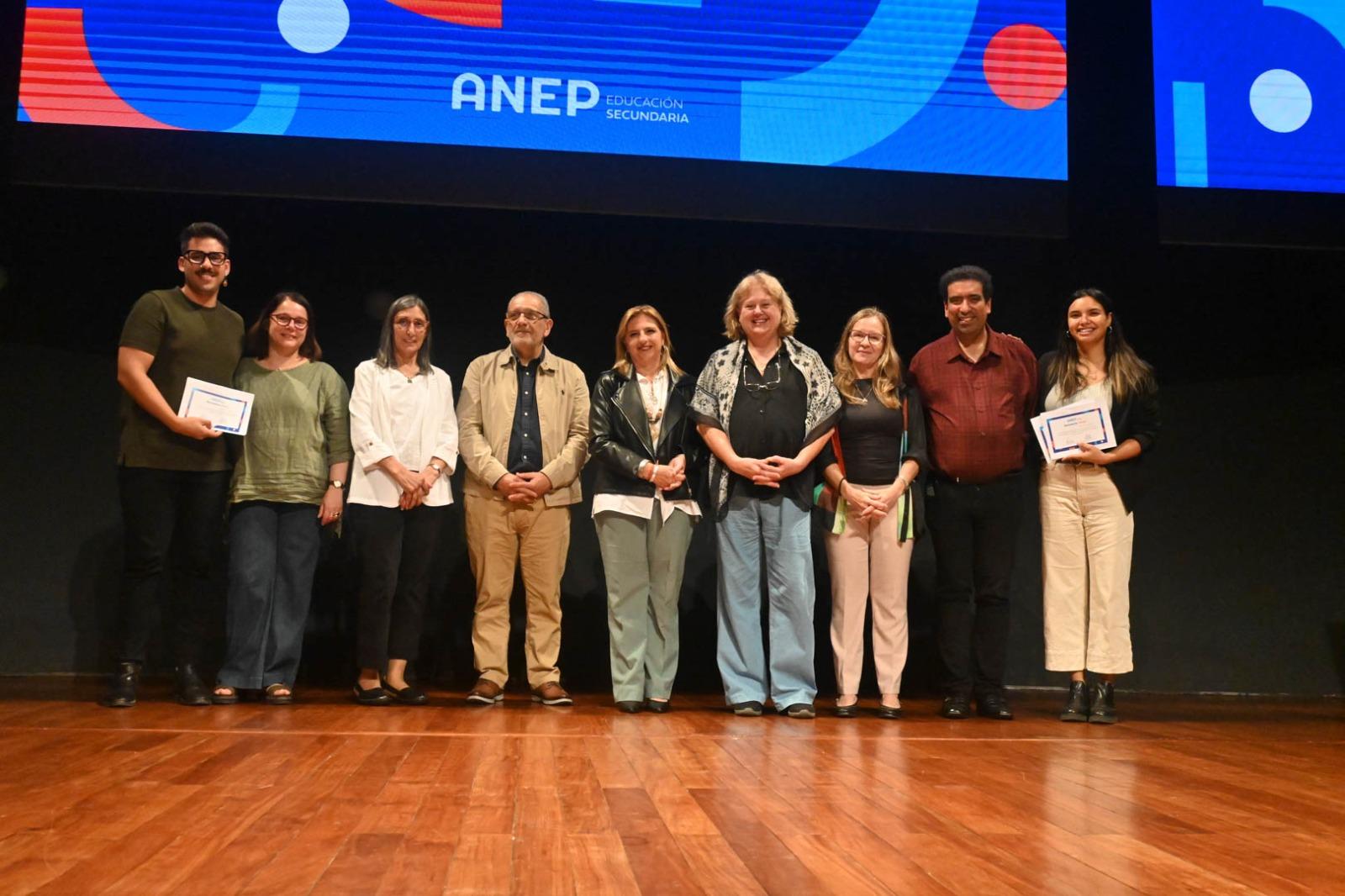 Estudiantes reciben reconocimiento