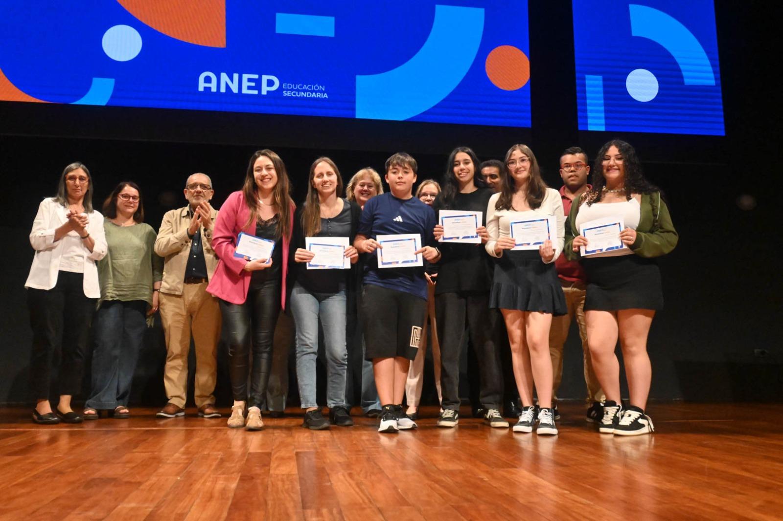 Estudiantes reciben reconocimiento