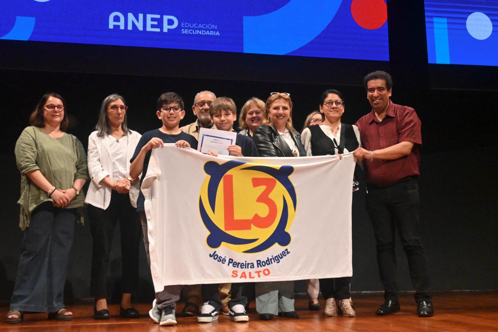 Estudiantes reciben reconocimiento