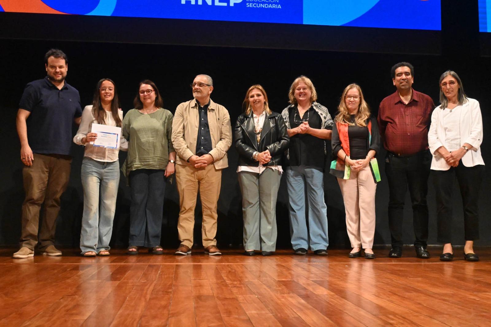 Estudiantes reciben reconocimiento