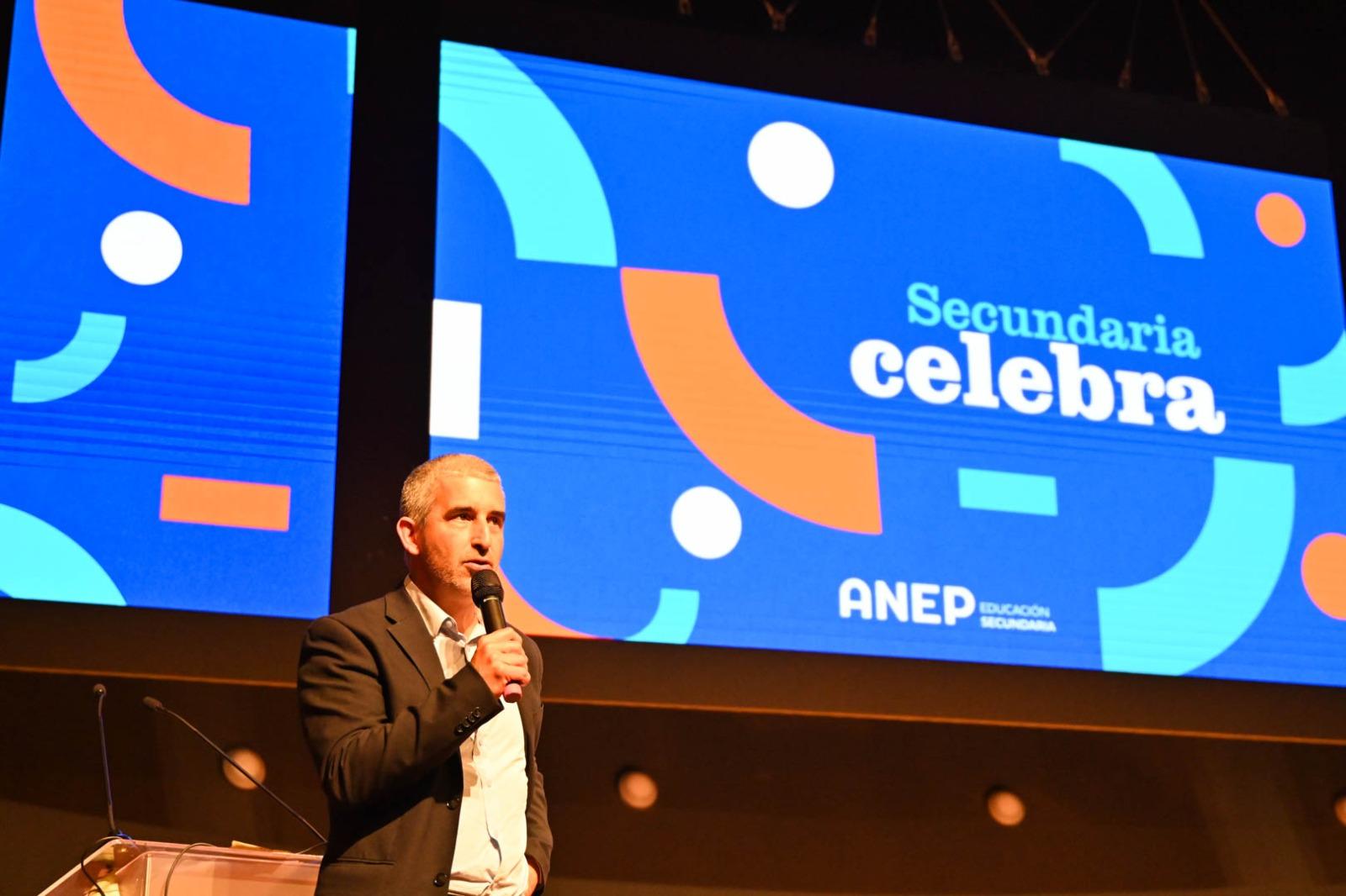 Estudiantes reciben reconocimiento