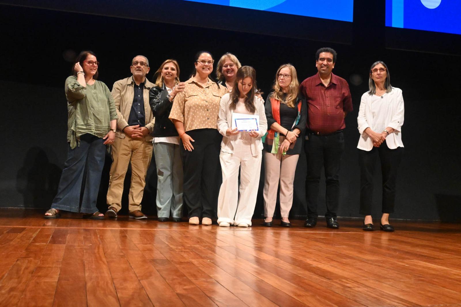 Estudiantes reciben reconocimiento