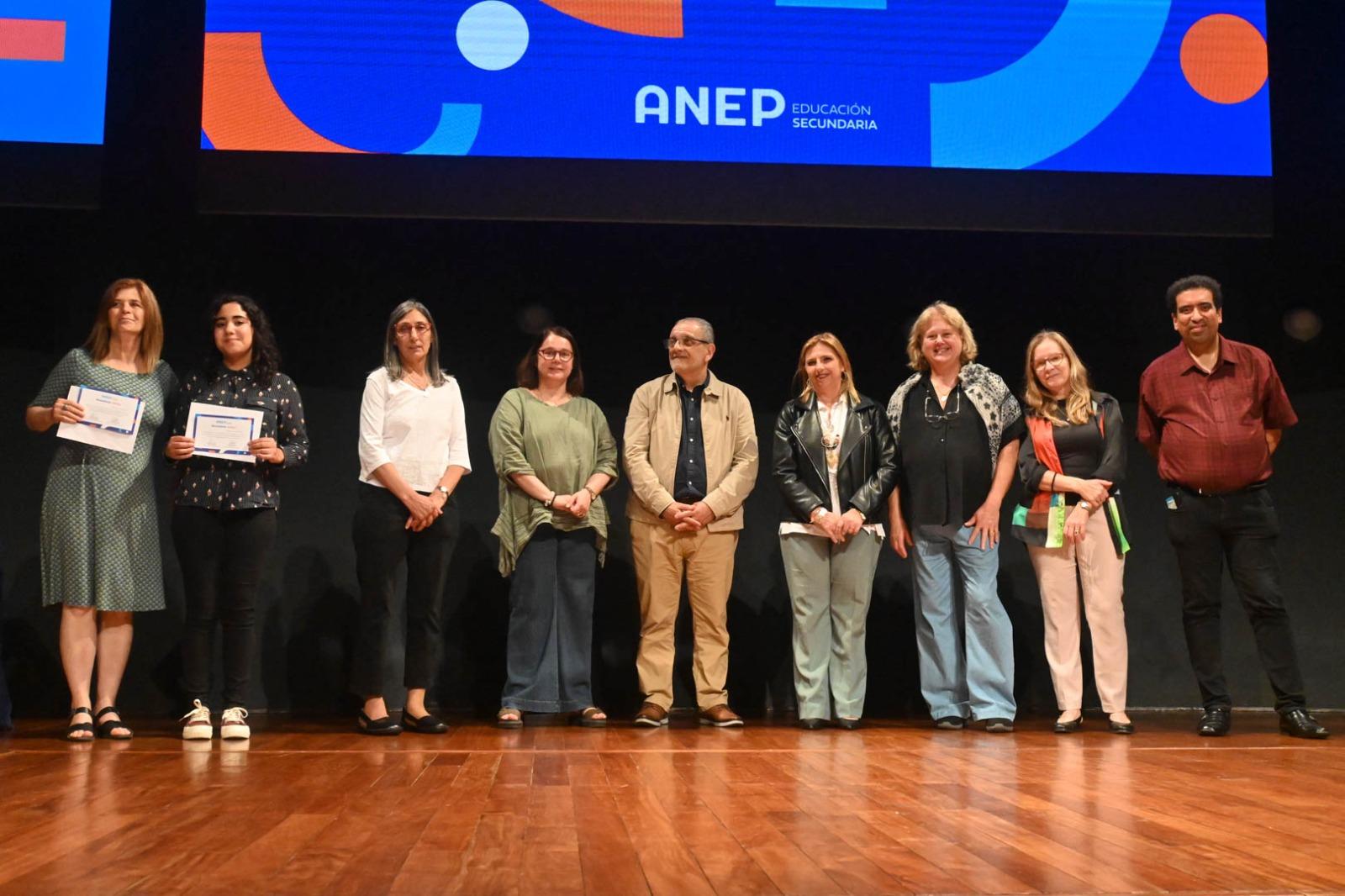 Estudiantes reciben reconocimiento