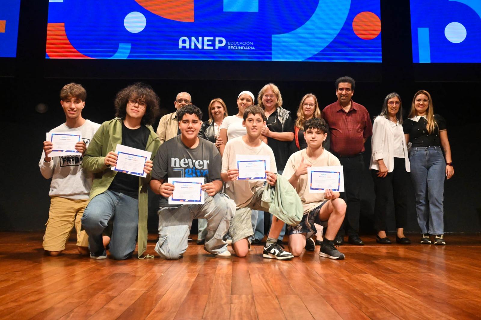 Estudiantes reciben reconocimiento