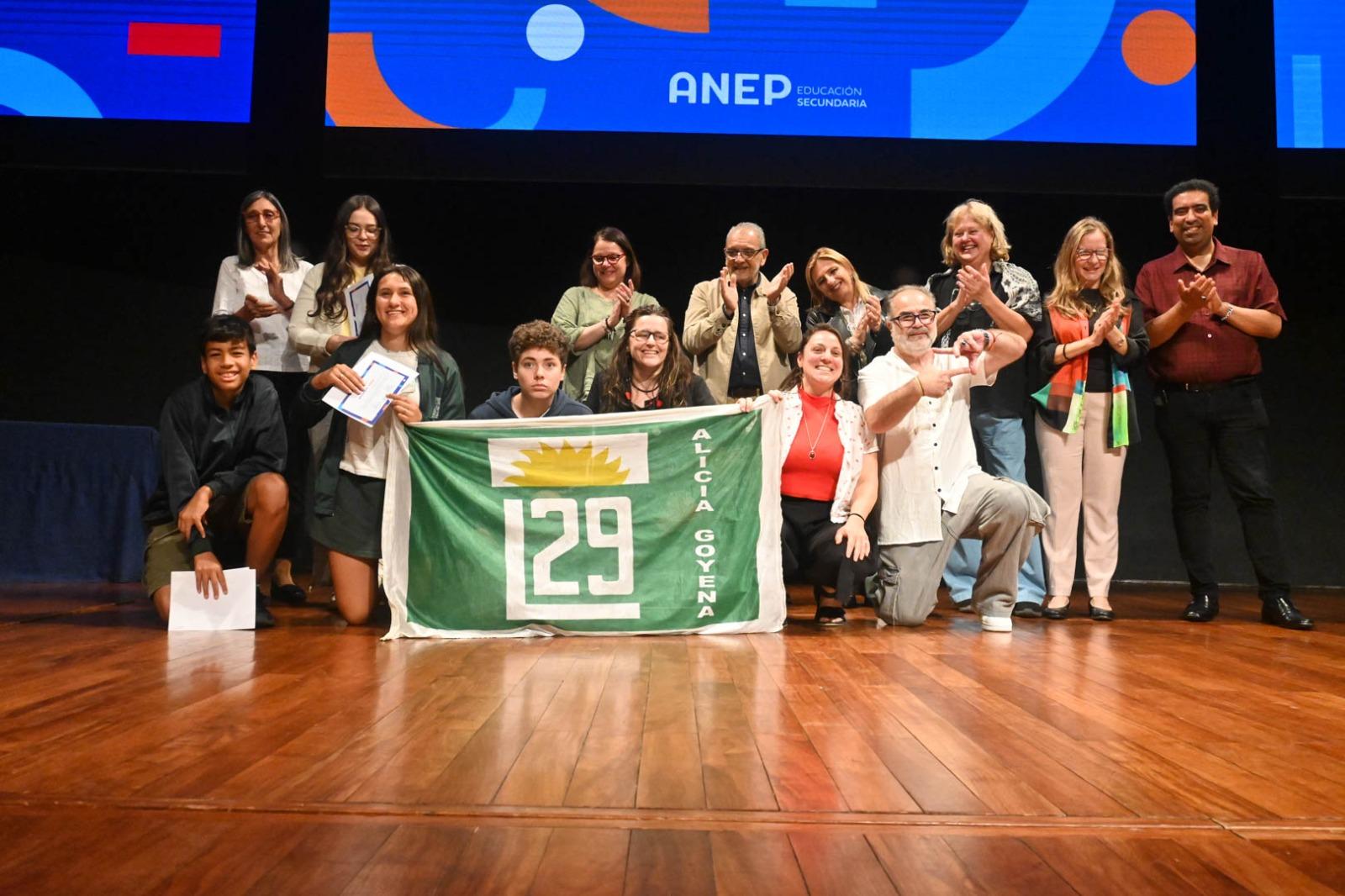 Estudiantes reciben reconocimiento