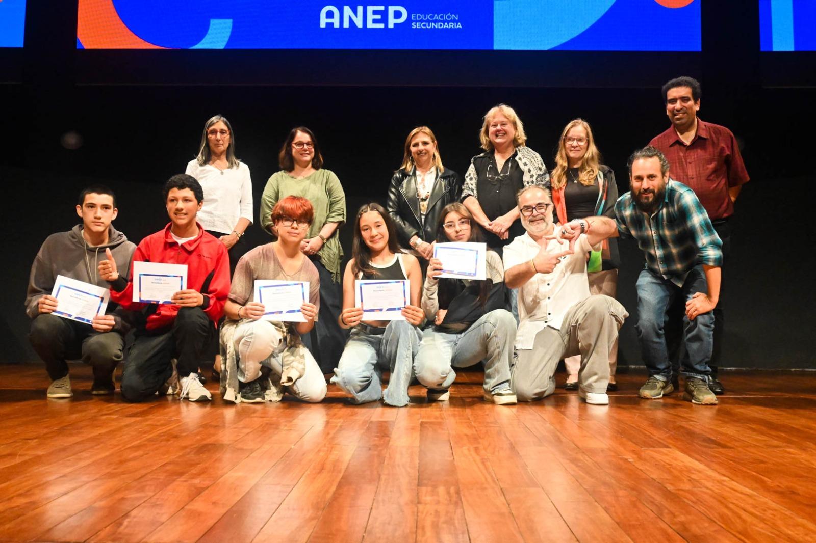 Estudiantes reciben reconocimiento