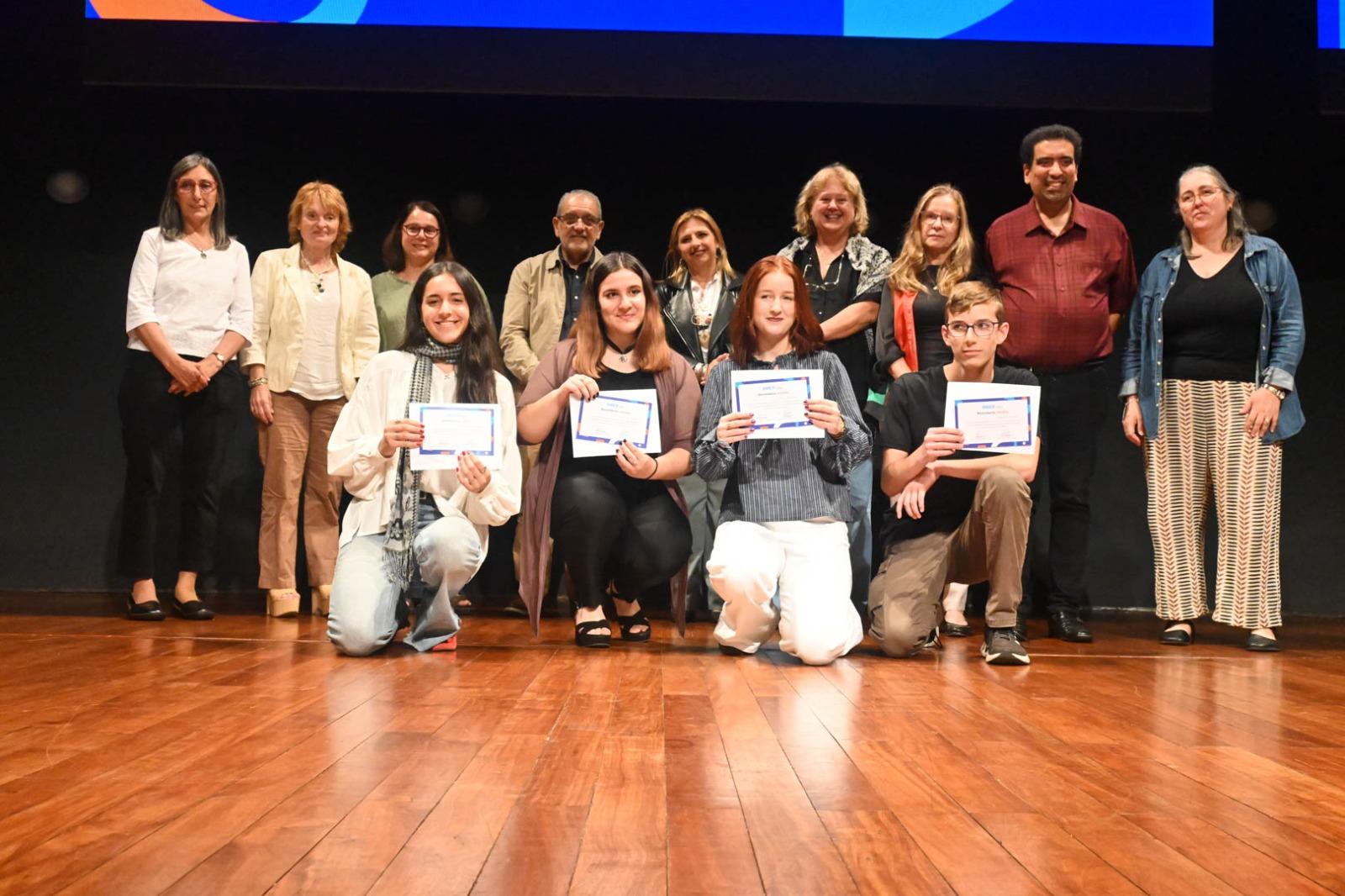 Estudiantes reciben reconocimiento