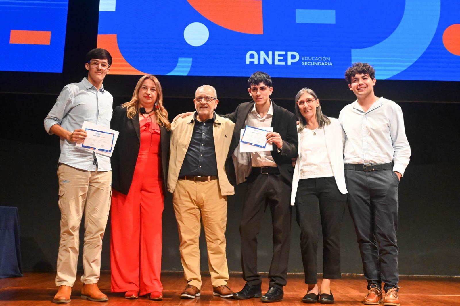 Estudiantes reciben reconocimiento