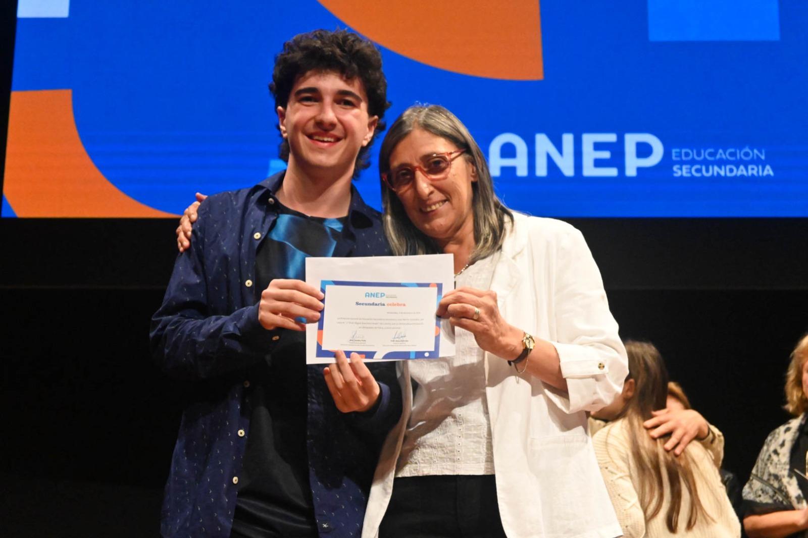 Estudiantes reciben reconocimiento