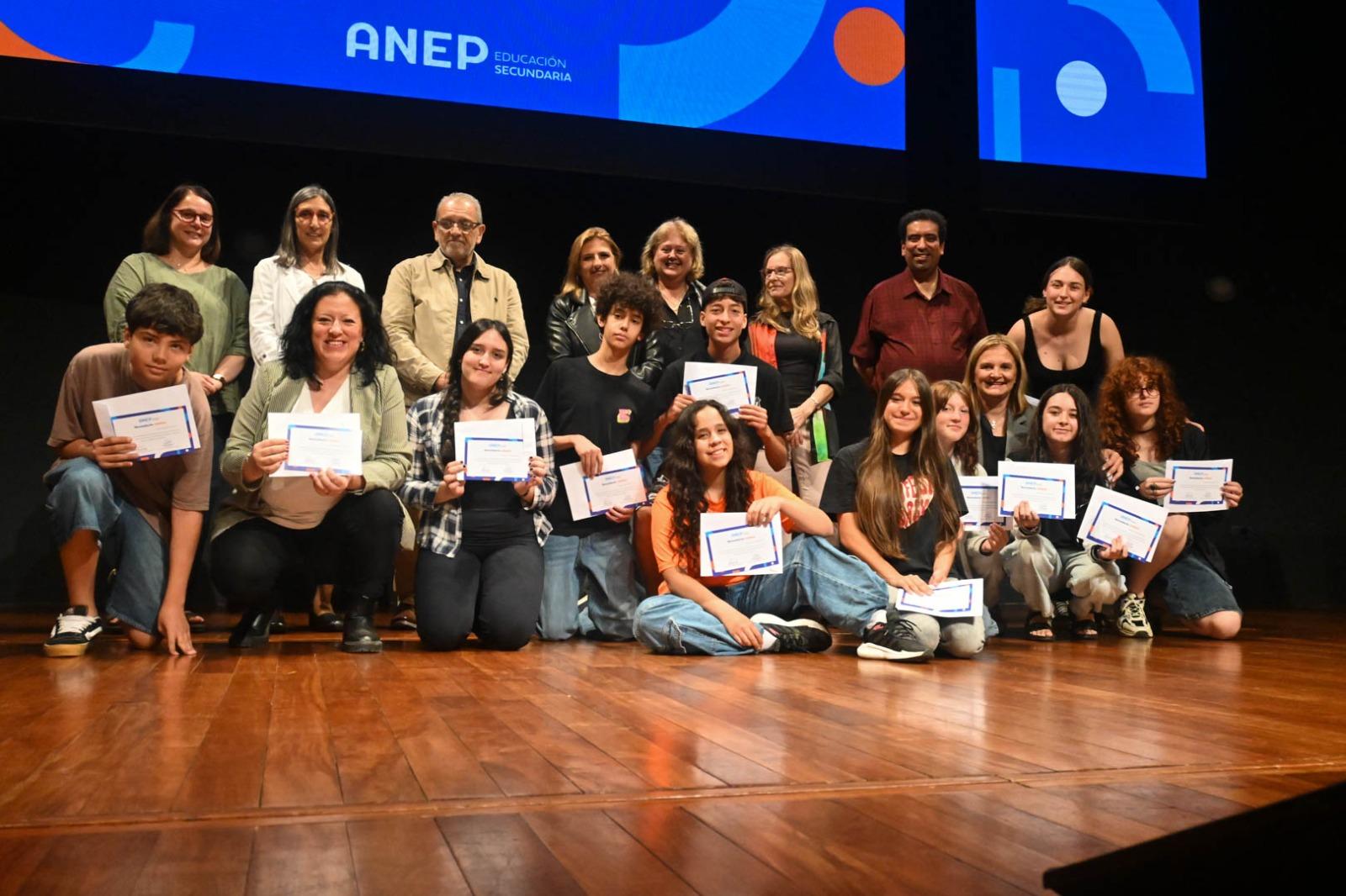 Estudiantes reciben reconocimiento