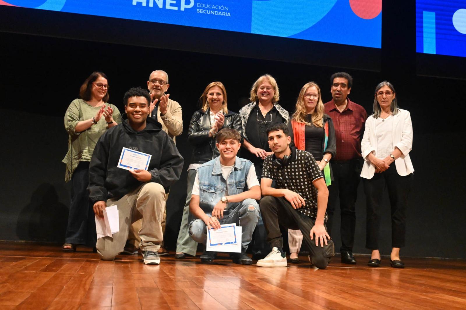 Estudiantes reciben reconocimiento