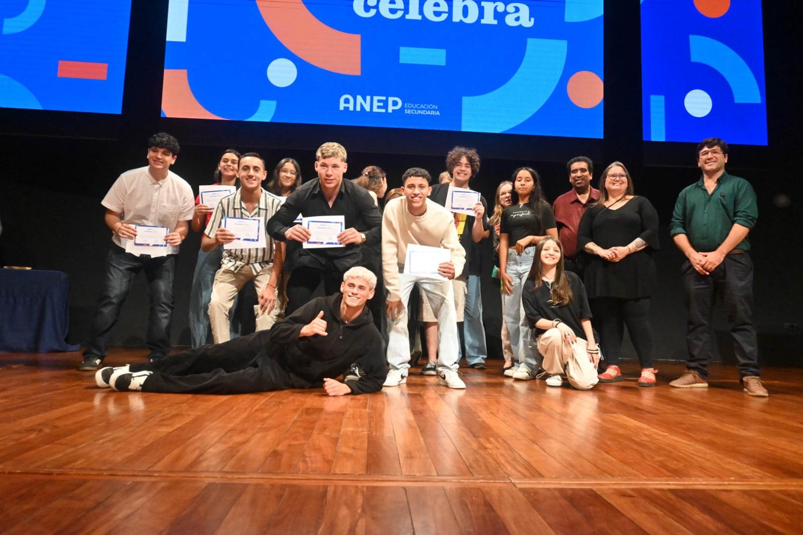 Estudiantes reciben reconocimiento