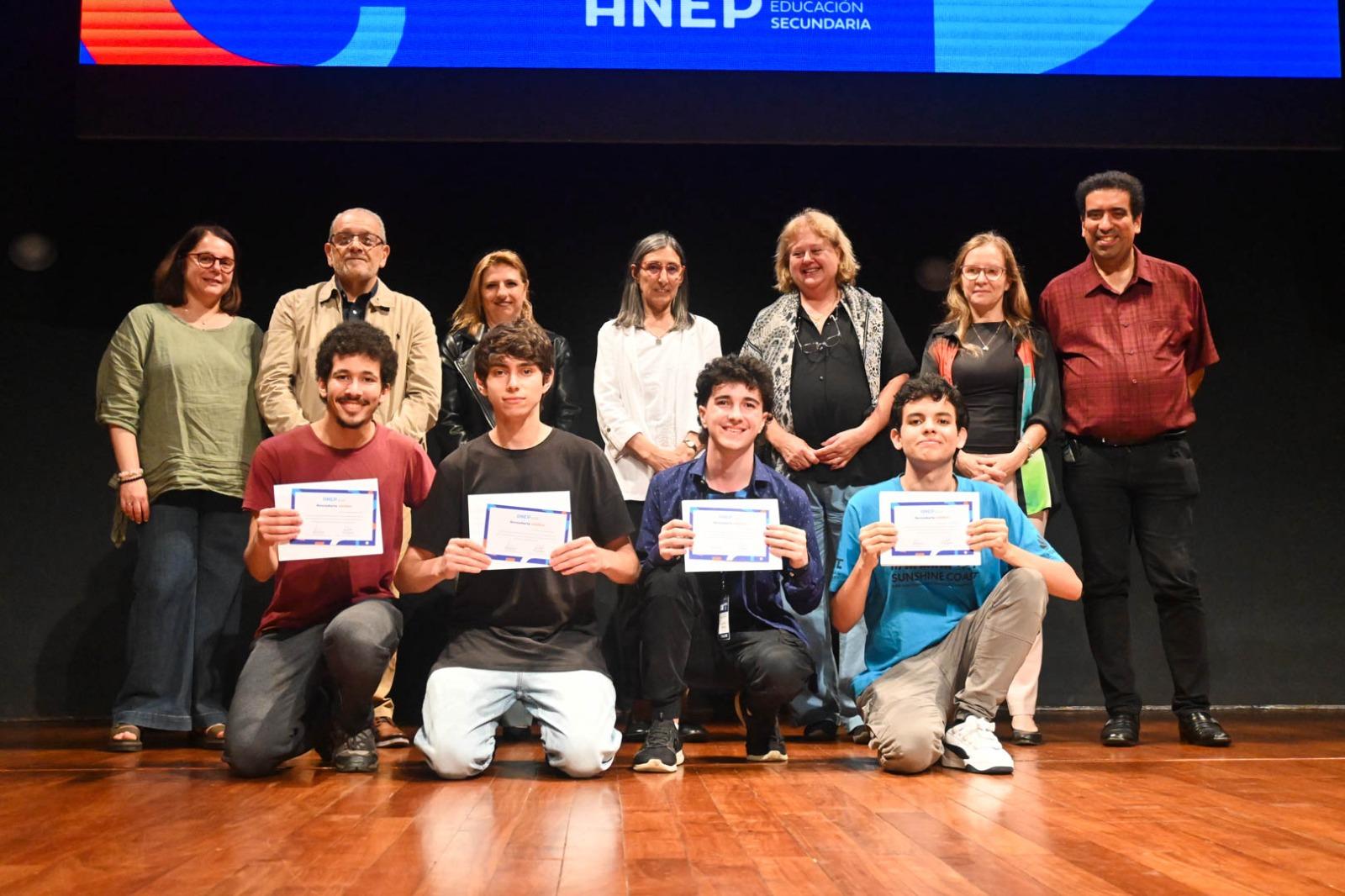 Estudiantes reciben reconocimiento