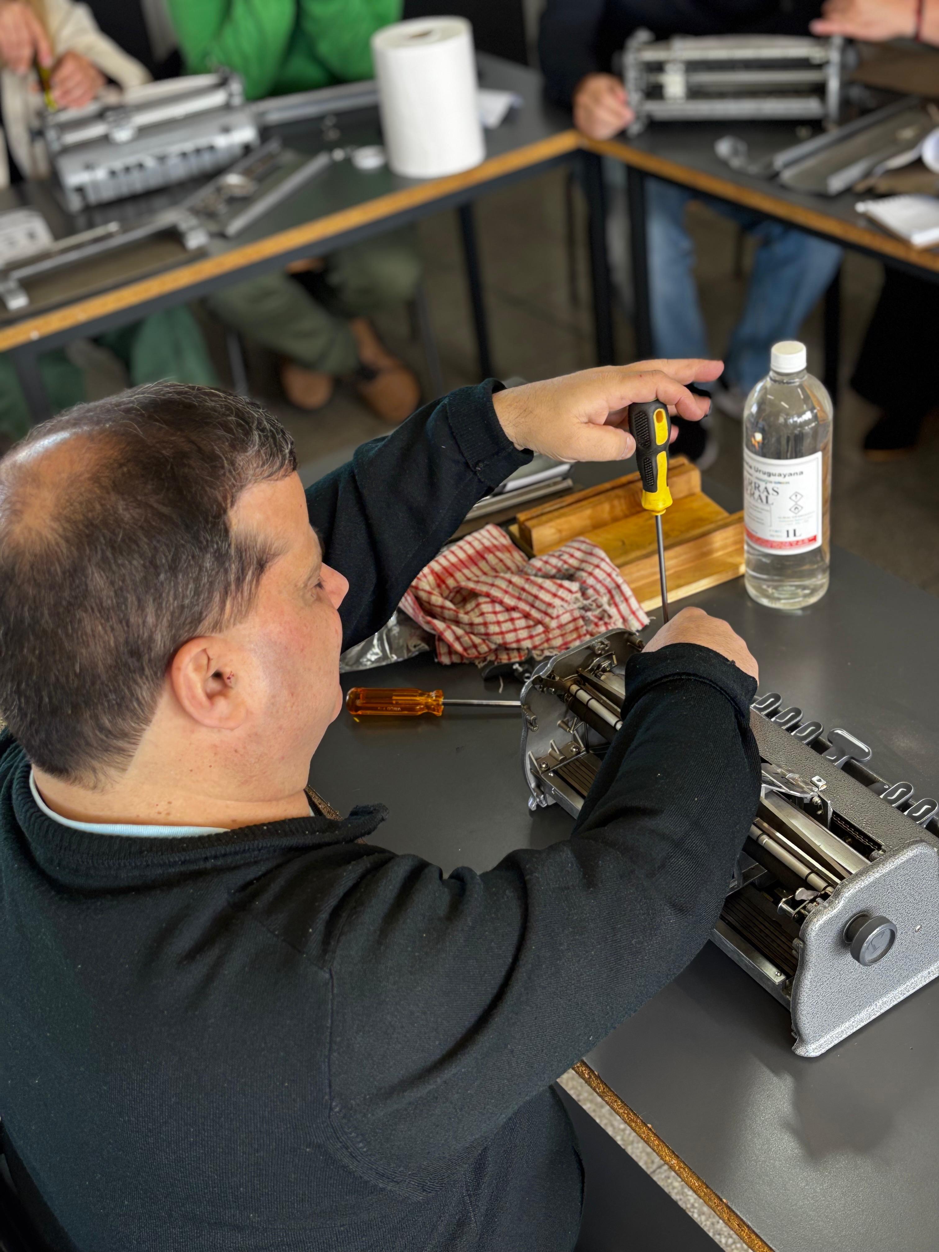Pablo Vázquez destornillando la máquina. 