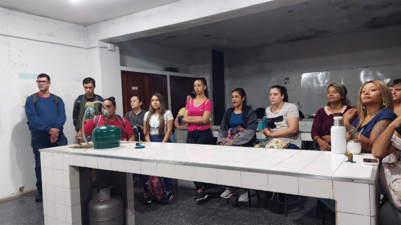 estudiantes en laboratorio Liceo N.° 1 de Artigas
