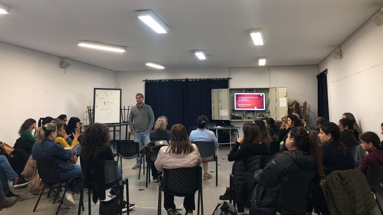 docentes escuchando a Roberto Balaguer