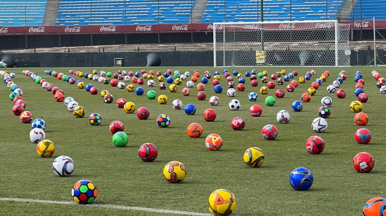 pelotas en una cancha de fútbol