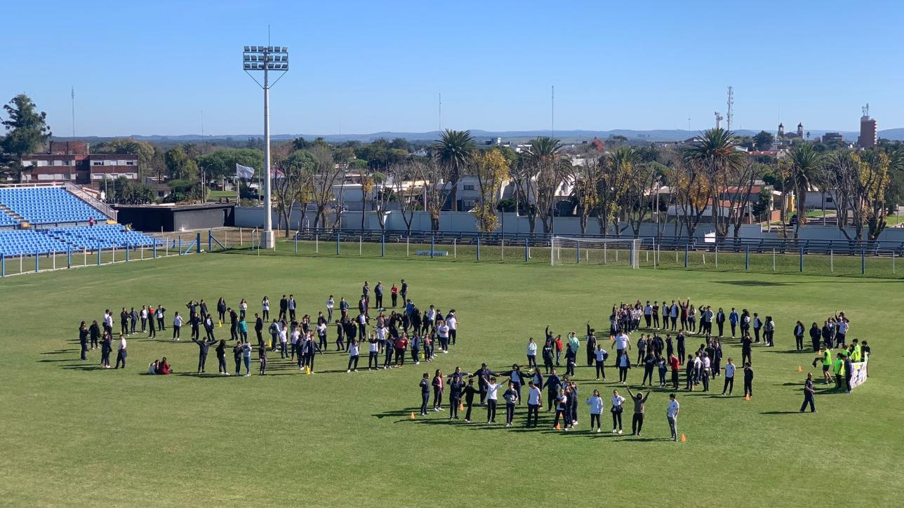estudiantes en cancha