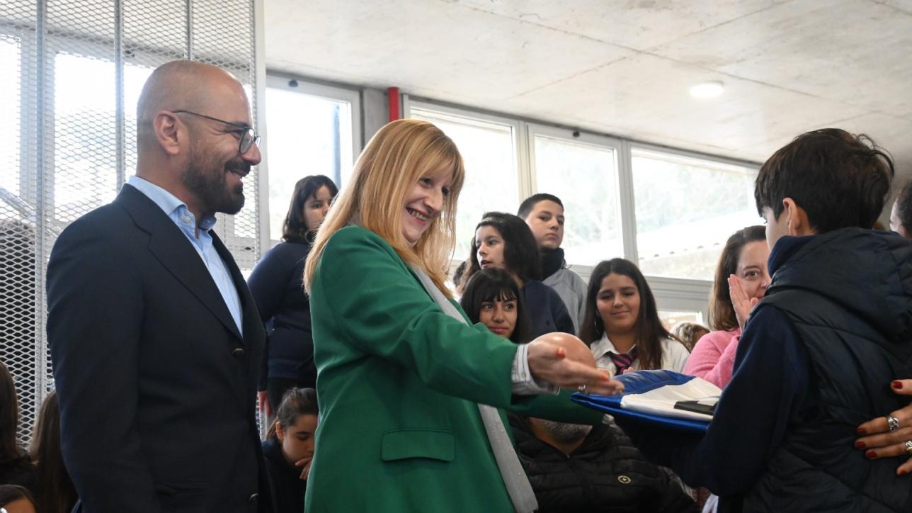 autoridades y estudiantes
