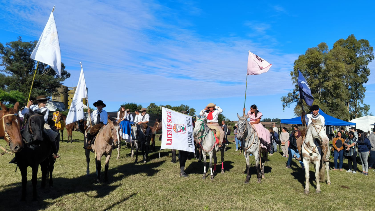 estudiantes a caballo