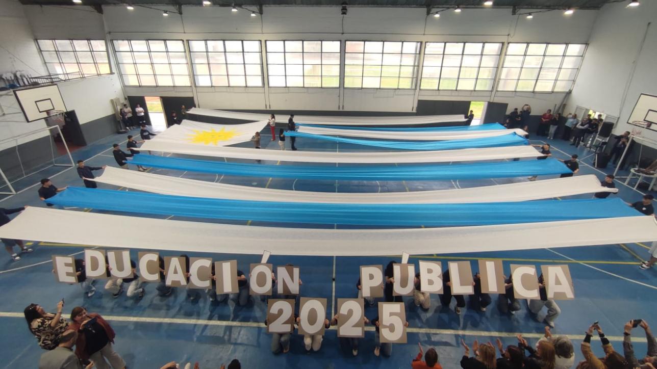 Estudiantes despliegan pabellón patrio en Solís de Mataojo