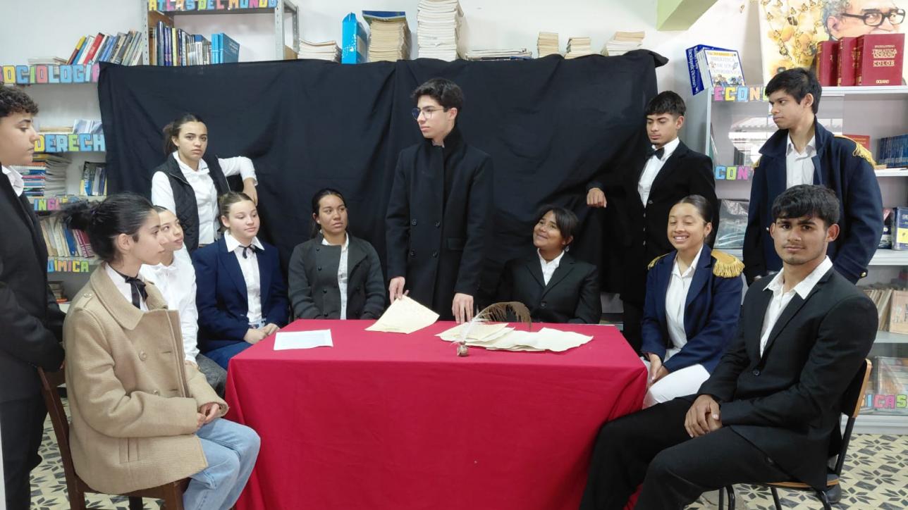 Estudiantes actúan una escena de la Declaratoria de la Independencia.
