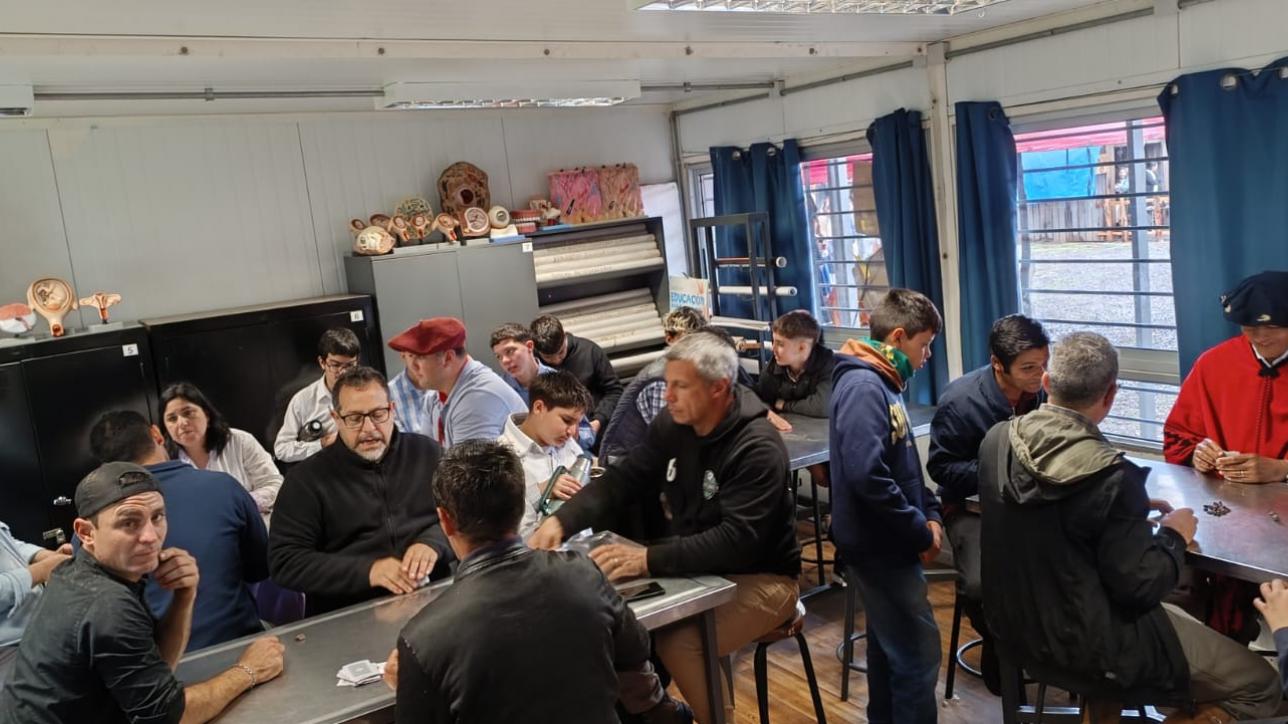 Jugadores de truco, desafiando sus habilidades.