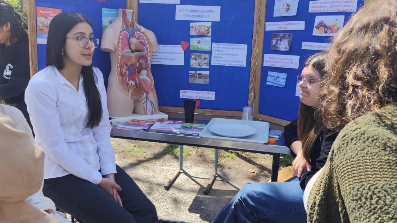 Estand de estudiantes sobre la funcionalidad cardiovascular.
