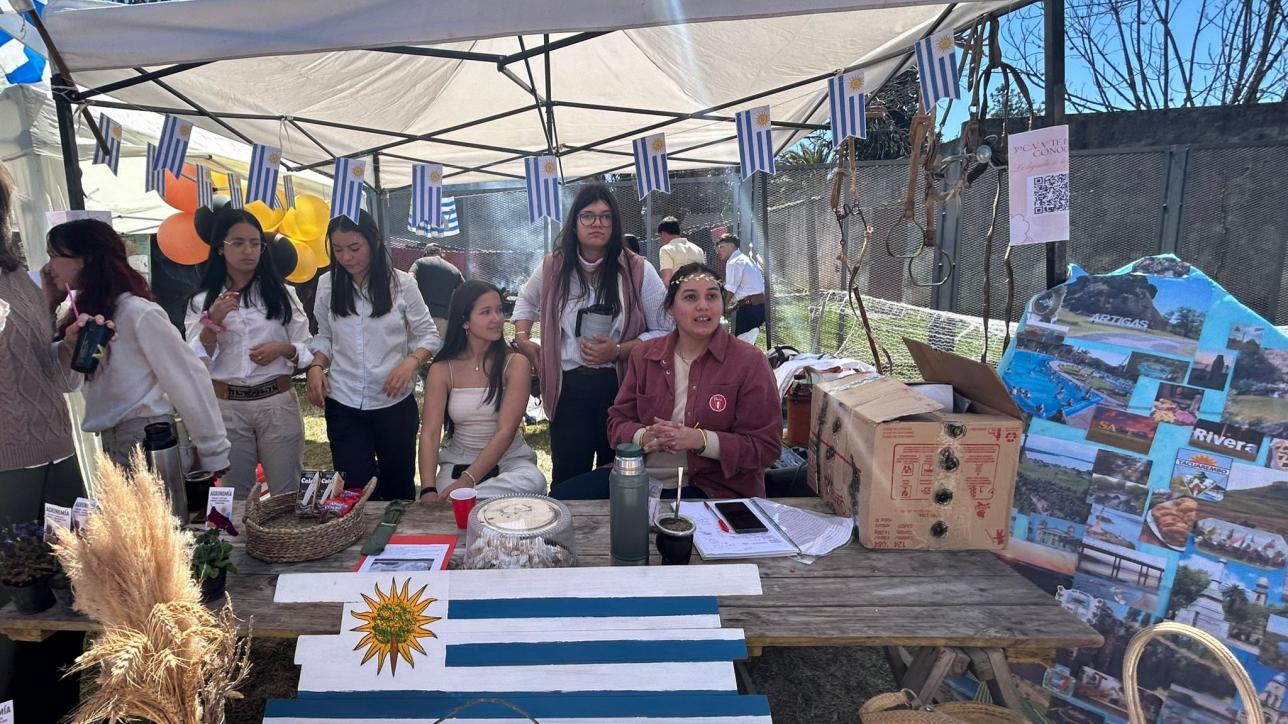 Estudiantes en el estand de Uruguay.