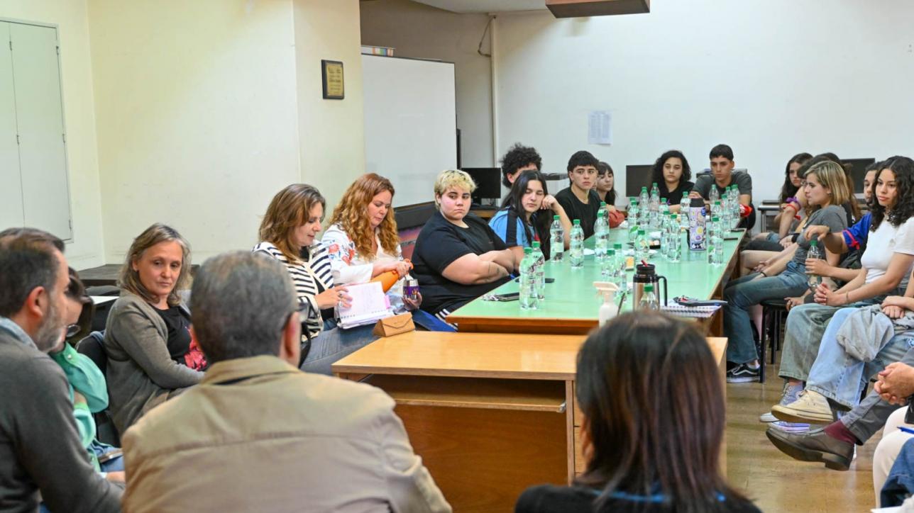 Autoridades dialogan con gremios