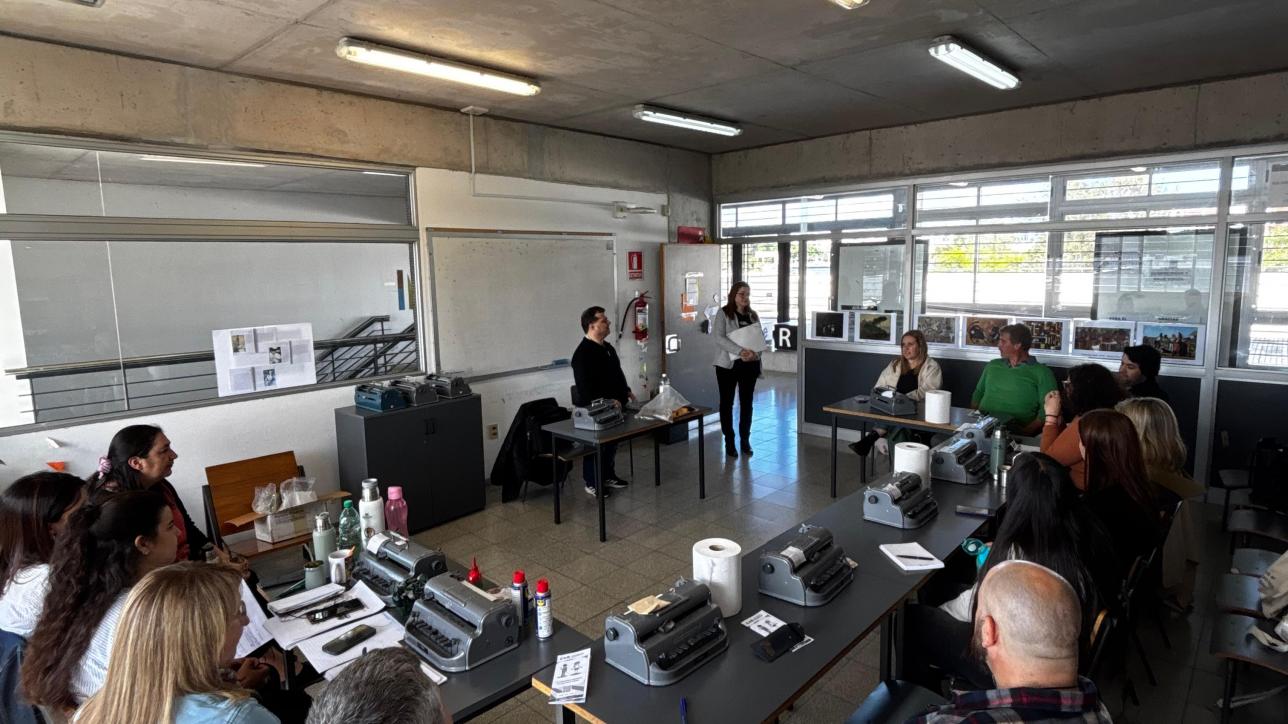 Asistentes del curso en ronda, escuchando al facilitador. 